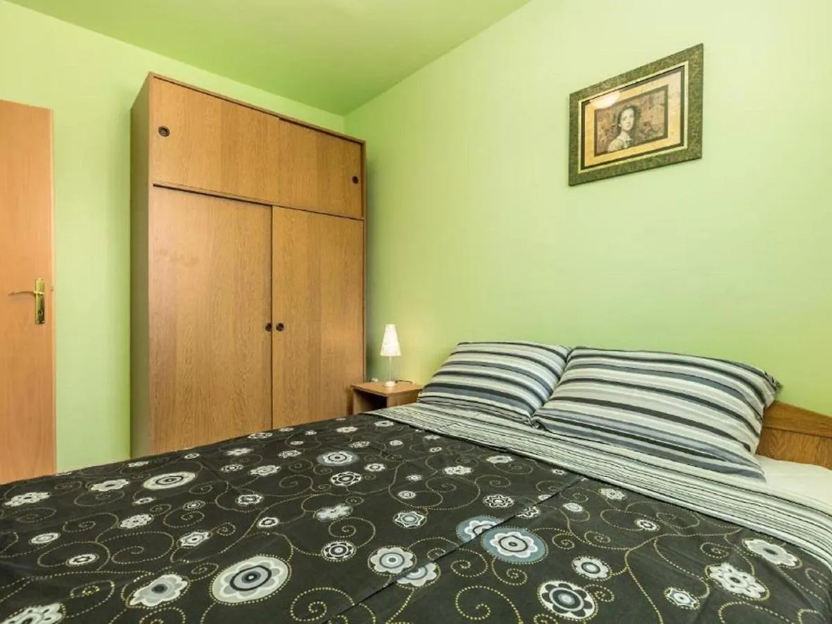 Lovely Apartment In Mandre With Barbecue